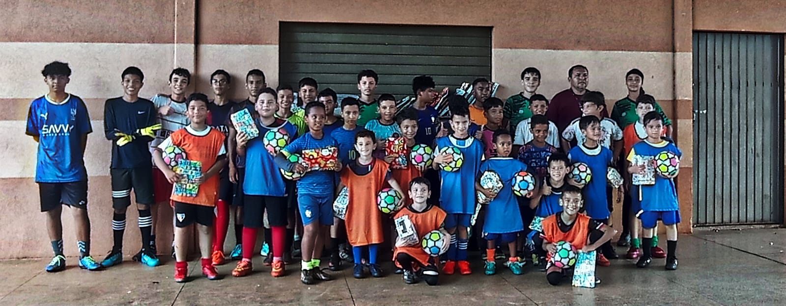 Atletas do MDV em treino de futsal na quadra
